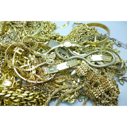 2047 - A collection of gold-tone jewellery