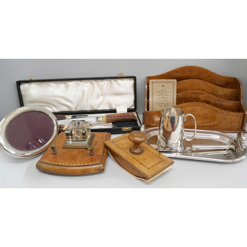 2085 - A three piece burr walnut effect desk set, a cased three piece carving set, pen tray, tankard and ph... 