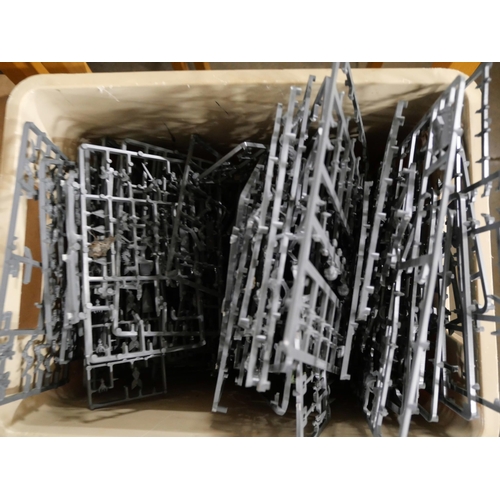 2126 - A collection of Games Workshop Warhammer war gaming plastic sprues, unpainted and loose with weapons... 