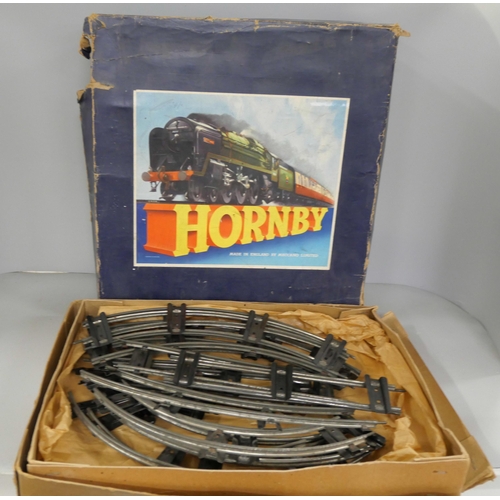 2134 - A clockwork Hornby Train 0 gauge M1 goods set having no.3435 locomotive in red and two LMS wagons. W... 