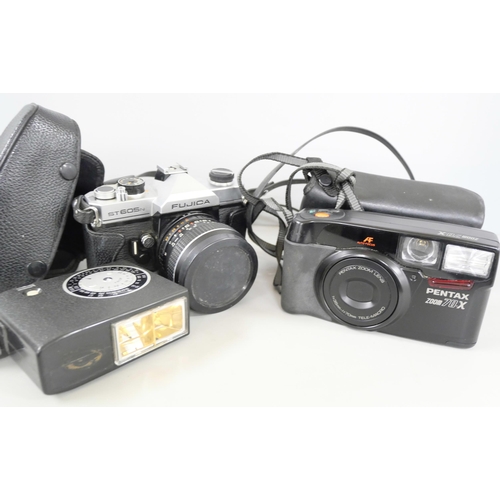 2136 - A Fujica ST605N camera No.75532 with 28mm lens and flash, together with a Pentax 200m 70-X