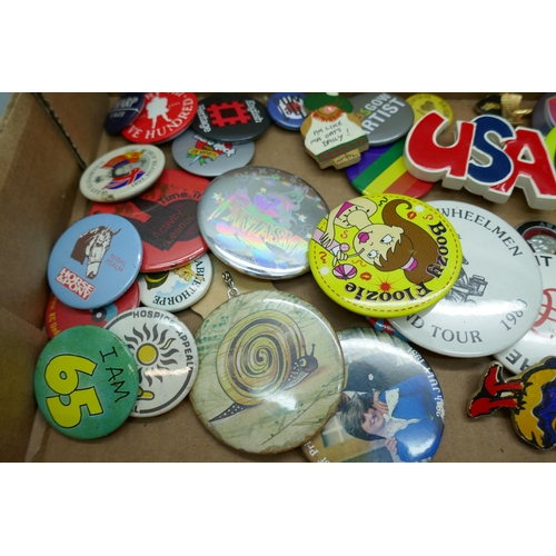 2170 - A collection of badges, brooches and pins