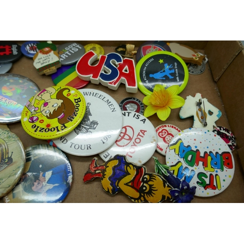 2170 - A collection of badges, brooches and pins