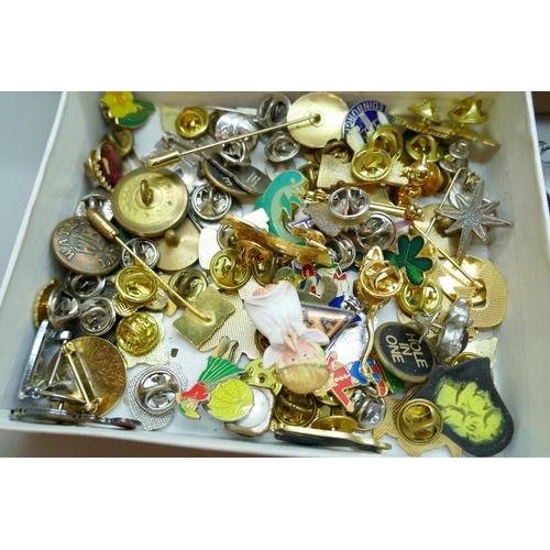 2170 - A collection of badges, brooches and pins