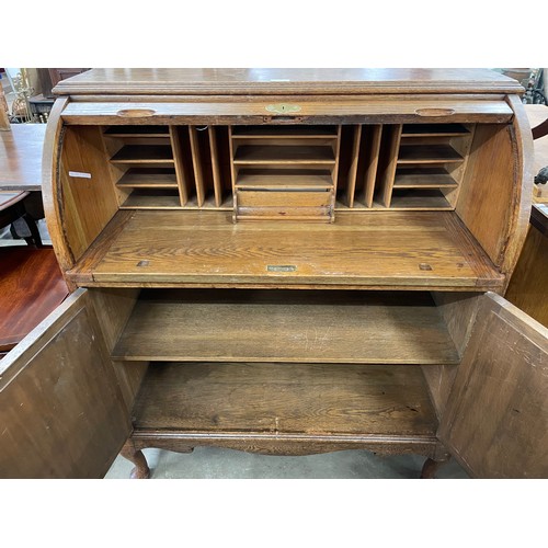 250 - An American oak tambor roll top bureau