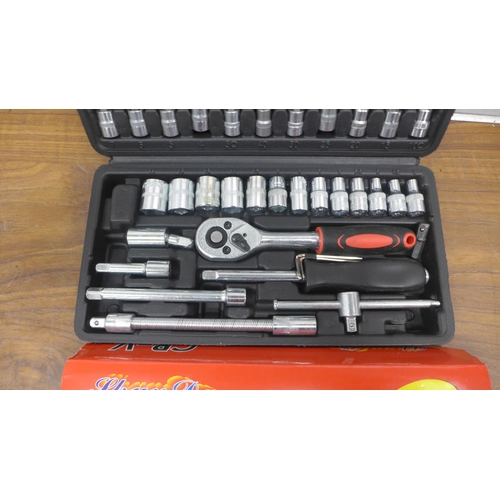 5006 - A 46 piece socket wrench set