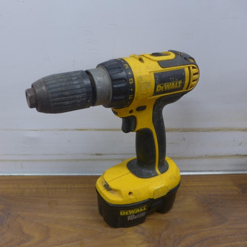 5009 - A quantity of Dewalt power tools including a DW919 flash light, two Dewalt DC725 cordless  drills an... 