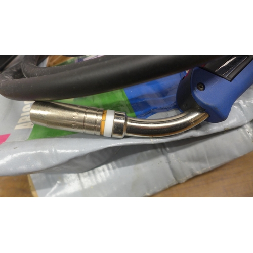 5062 - A quantity of assorted MIG/MAG welding torches including Abicor Binzel and Welders World, etc.