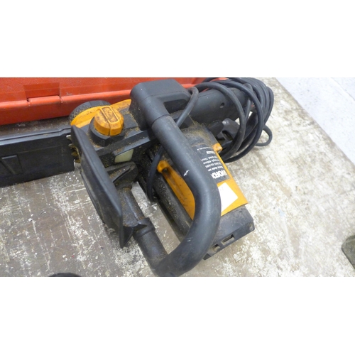 5184 - A Worx WG303E, 240V, 2000W electric chainsaw and a Makita UC3520A, 240V electric chainsaw