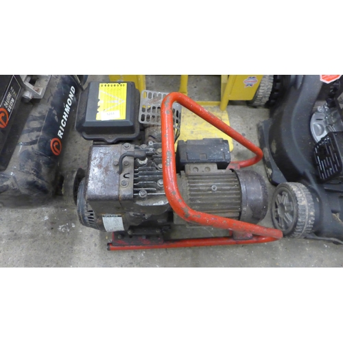 5211 - A Sealey GT1200, 240V, 1200W petrol driven generator