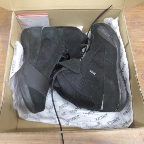 5082 - A pair of TCX Focus On motorcycle boots (EU size 41) and a pair of Gore-Tex motorcycle boots (EU siz... 