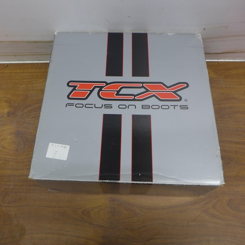 5082 - A pair of TCX Focus On motorcycle boots (EU size 41) and a pair of Gore-Tex motorcycle boots (EU siz... 