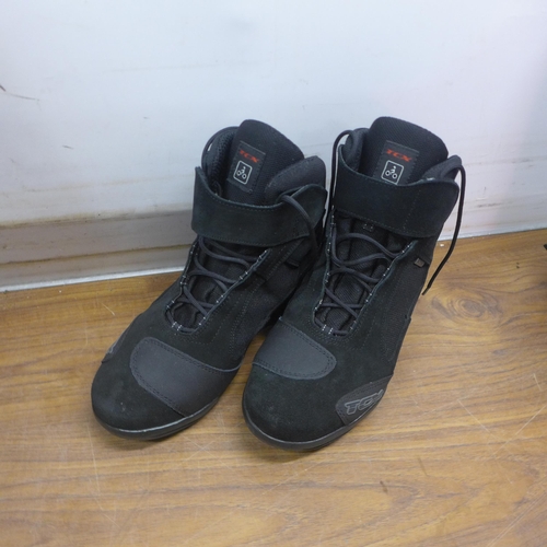 5082 - A pair of TCX Focus On motorcycle boots (EU size 41) and a pair of Gore-Tex motorcycle boots (EU siz... 