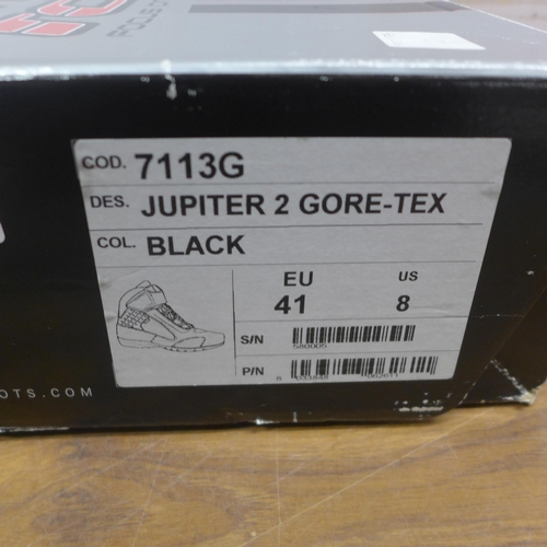 5082 - A pair of TCX Focus On motorcycle boots (EU size 41) and a pair of Gore-Tex motorcycle boots (EU siz... 