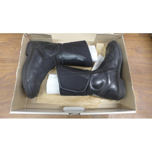 5082 - A pair of TCX Focus On motorcycle boots (EU size 41) and a pair of Gore-Tex motorcycle boots (EU siz... 