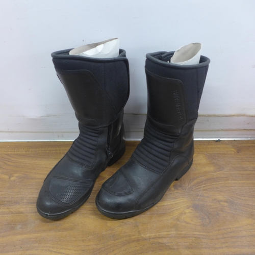 5082 - A pair of TCX Focus On motorcycle boots (EU size 41) and a pair of Gore-Tex motorcycle boots (EU siz... 