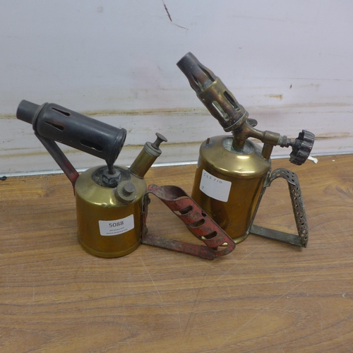 5088 - A quantity of vintage tools including a brass monitor No. 132 blow lamp, a brass Pri-mus blow lamp, ... 