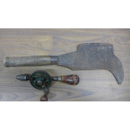 5088 - A quantity of vintage tools including a brass monitor No. 132 blow lamp, a brass Pri-mus blow lamp, ... 