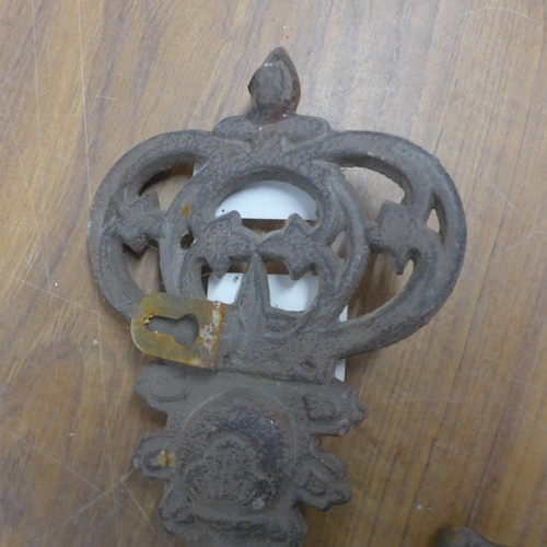 5102 - A cast metal key design coat hook