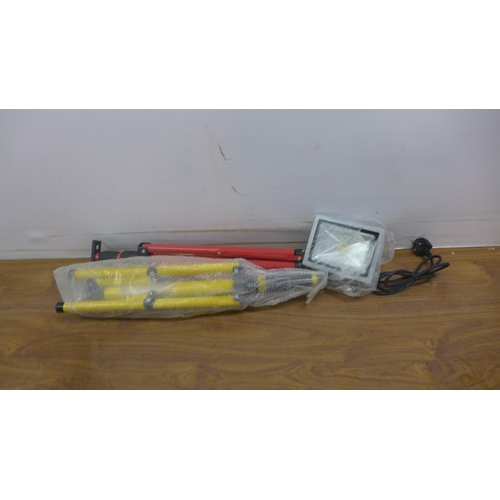 5364 - A boxed sample K1187Y 230v cob work light with tripod* This lot is subject to VAT