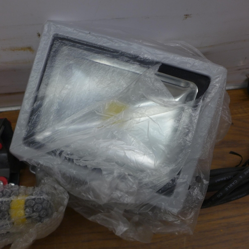 5364 - A boxed sample K1187Y 230v cob work light with tripod* This lot is subject to VAT