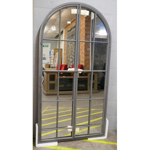 3237 - An large opening gate mirror