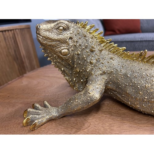 3010 - A gold lizard wall decoration, 60cms l (777017)   #