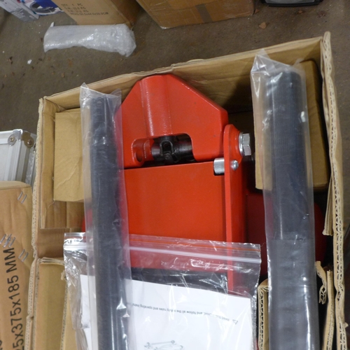 5333 - A boxed sample 3 tonne garage jack with double quick lift* This lot is subject to VAT