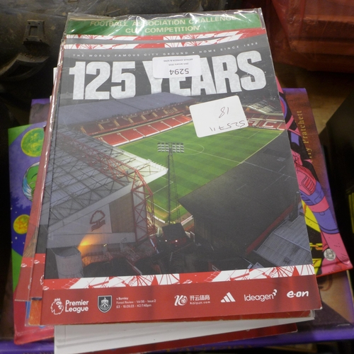 5294 - A collection of Nottingham Forest game day programmes, annuals and other vintage comic books