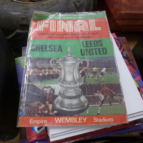 5294 - A collection of Nottingham Forest game day programmes, annuals and other vintage comic books