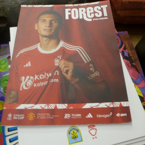 5294 - A collection of Nottingham Forest game day programmes, annuals and other vintage comic books