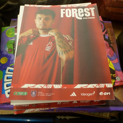 5294 - A collection of Nottingham Forest game day programmes, annuals and other vintage comic books