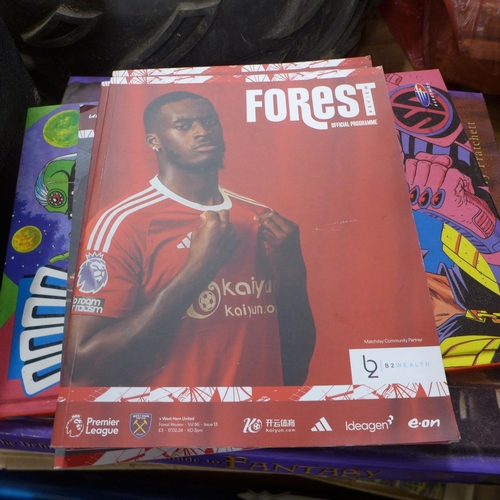 5294 - A collection of Nottingham Forest game day programmes, annuals and other vintage comic books