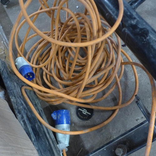 5270 - A tow bar and a 240v blue plug extension cable