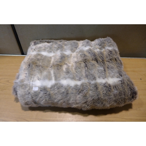 6027 - Husky Fur Heated Throw And a Scruffs Roll Up Travel Bed  (349-231,247) *This lot is subject to VAT