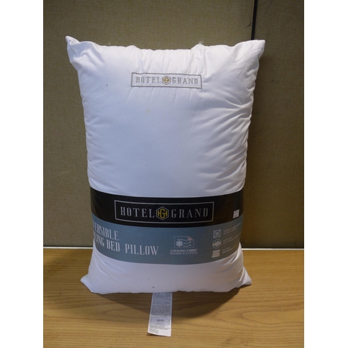 6039 - Hotel Grand Summer/Winter Pillows  (349-368) *This lot is subject to VAT