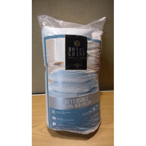 6039 - Hotel Grand Summer/Winter Pillows  (349-368) *This lot is subject to VAT