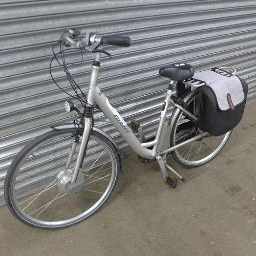 5142 - A Giant Twist 2.1 electric bike with double NiMH batteries, mudguards, saddle bag, keys and charger ... 