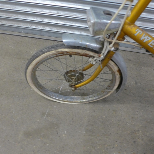 5168 - A vintage Raleigh Twenty folding bike with three spare wheels, front headlight, pannier rack and mud... 