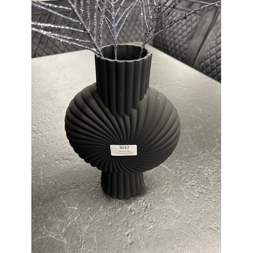 3037 - Decorative peacock feathers in a cassis vase with a black frosted finish