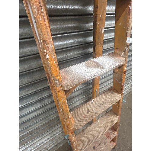 5170 - An 8 rung wooden step ladder