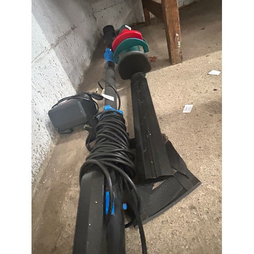 5199 - A Bosch AHS 41 Accu hedge cutter with charger and a Mac Allister MHTP55OP long reach hedge cutter