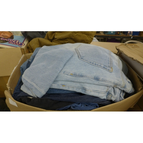 5242 - Approximately 30 pairs of assorted denim jeans