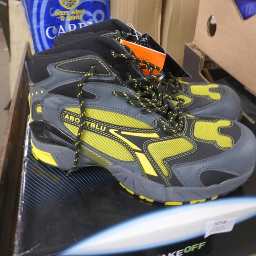 5258 - A pair of Aboutblu Take Off Voltage size 9/EU43 yellow and black safety boots, unworn