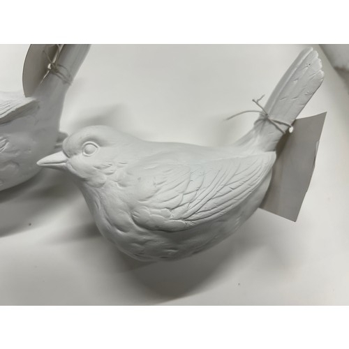 3076 - A set of four birdie wall decorative hooks in matt white