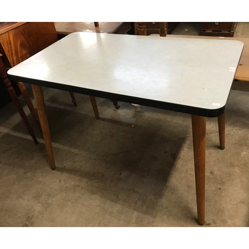 402 - A Homeworthy Formica topped kitchen table