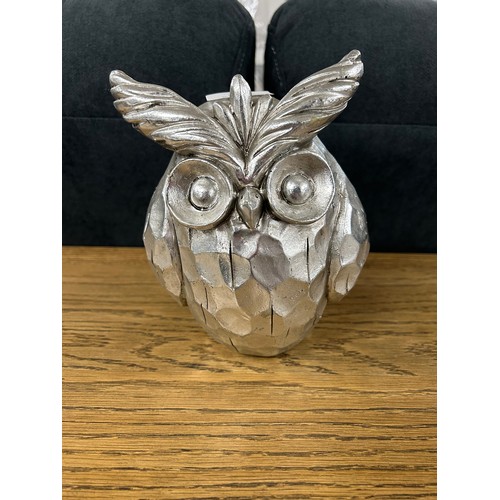 3052 - An otis large silver ceramic owl (H 10cm)