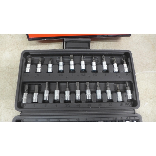 5009 - A 46 piece socket wrench set