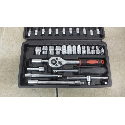 5009 - A 46 piece socket wrench set