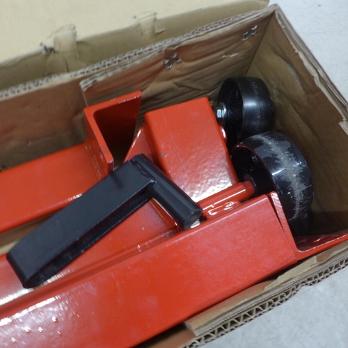 5025 - *VAT* A boxed sample PM06201 1000lbs capacity engine stand